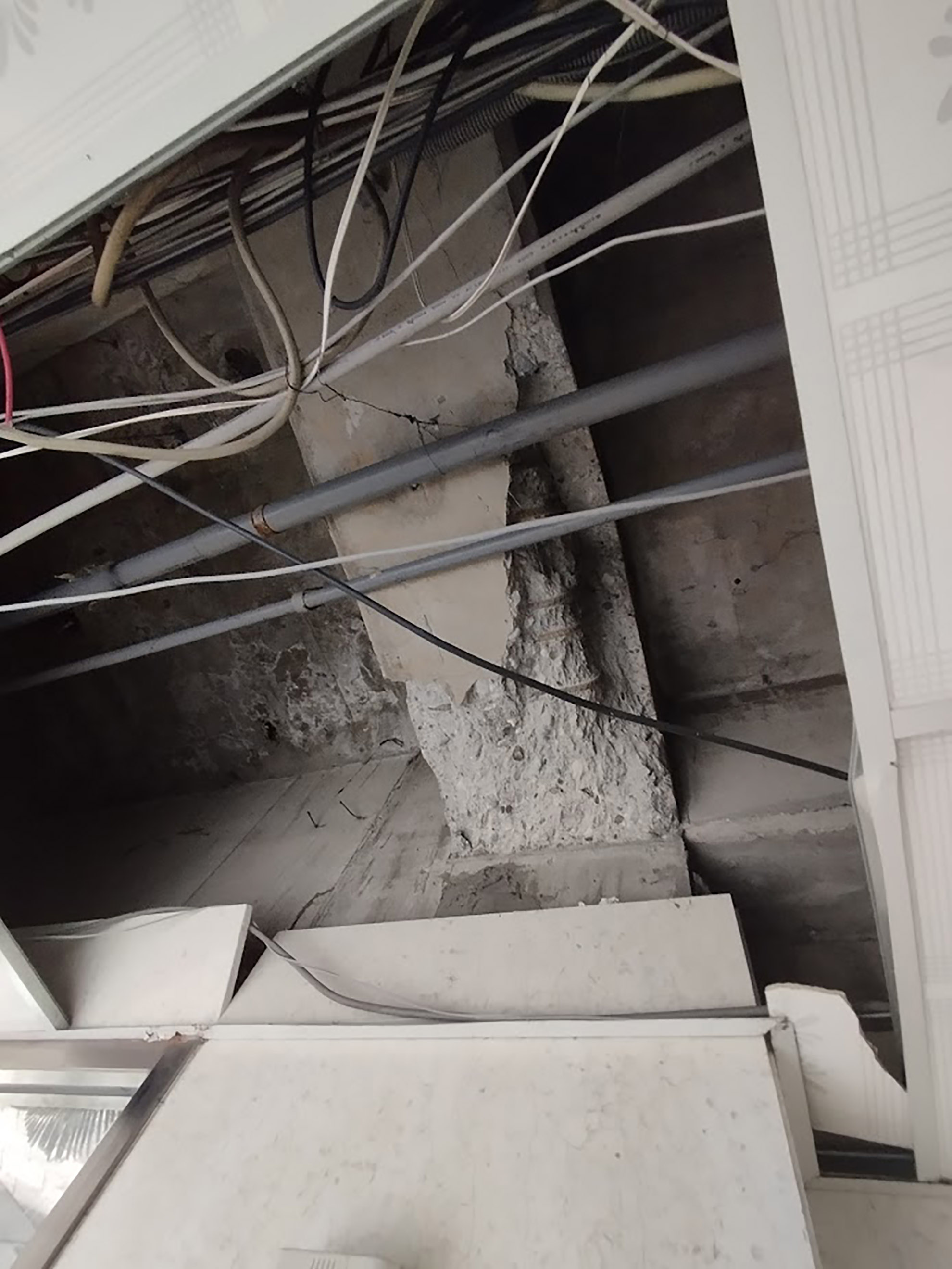 Noeud au niveau du jonction poutre-poteau, absence de cadres dans une zone critique